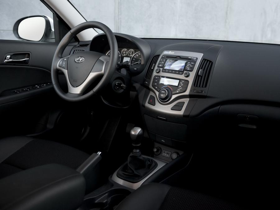  Hyundai i30 Blue Drive 2009 года  (фото 8 из 12)